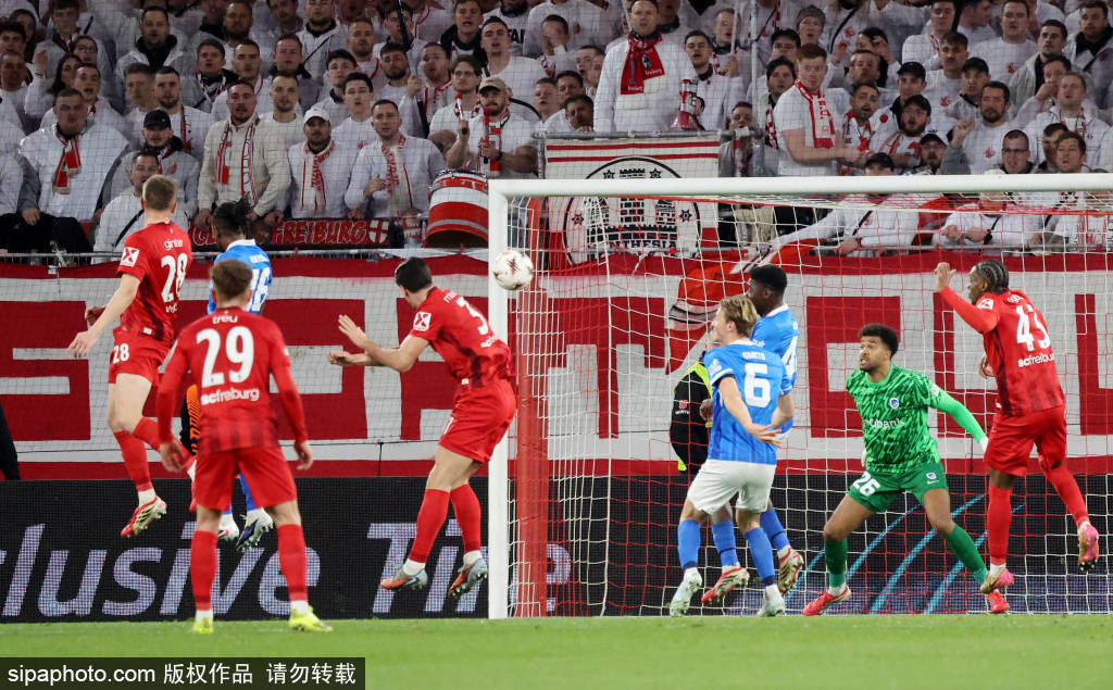 德甲争冠关键时刻:弗赖堡错失良机,特雷乌推射偏出引发热议